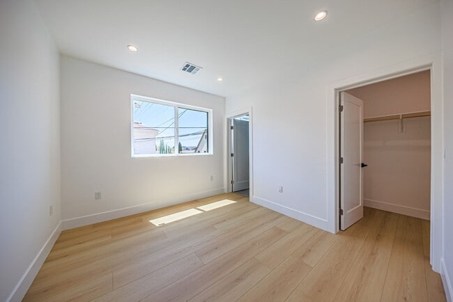 Building Photo - 1259 S Longwood Ave