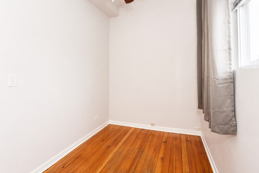 Building Photo - 2204 N Clybourn Ave