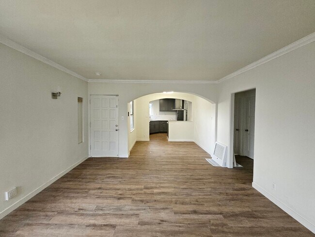 Building Photo - 931 N Screenland Dr