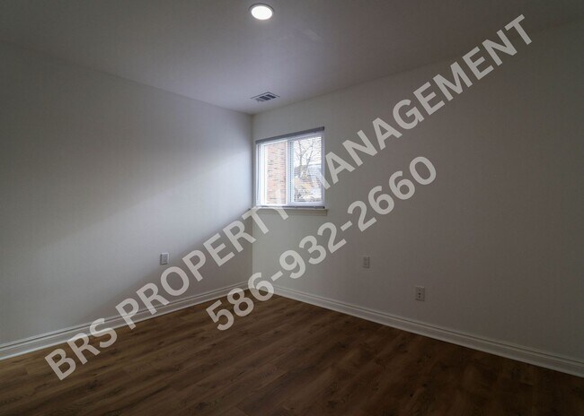 Building Photo - Beautifully Remodeled 2-Bedroom Condo in Fraser, MI