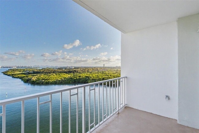 Building Photo - 500 Bayview Dr