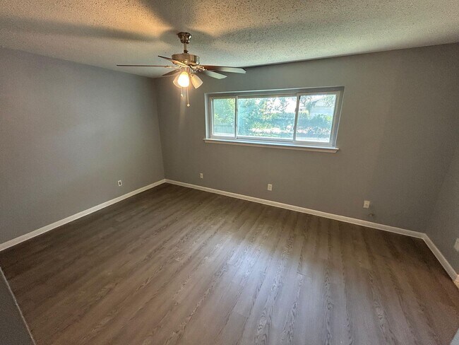 Building Photo - 3734 Clubway Ln