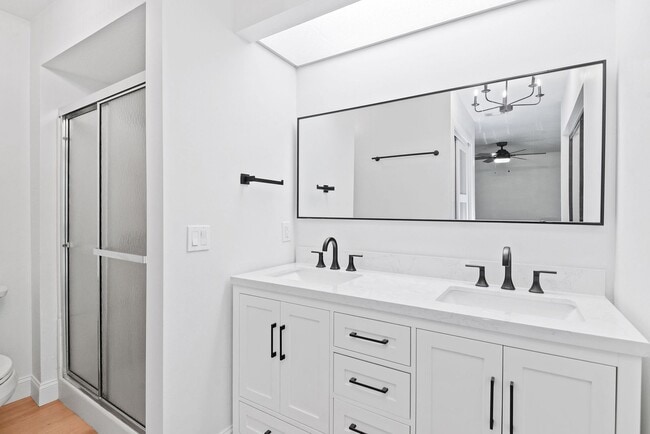 Building Photo - Charming Townhouse for Lease