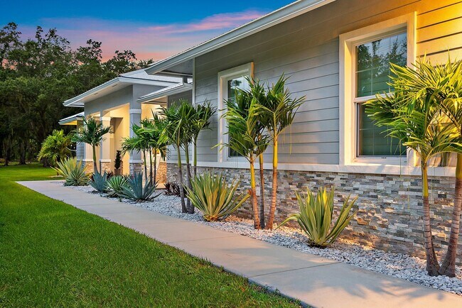 Building Photo - 12955 SW Kanner Hwy