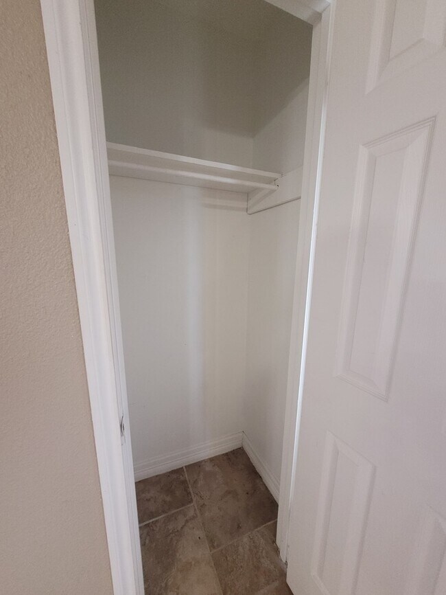 Building Photo - 3 bed 2 bath with large backyard!