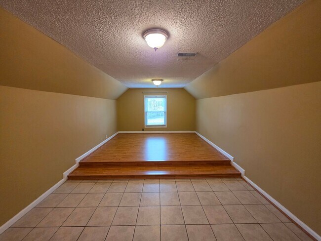 Building Photo - Gorgeous Home in Great Neighborhood