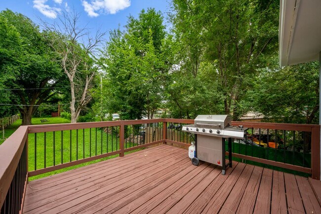 Building Photo - 3 Bedroom Townhome With Fenced Yard and 1 Car Garage