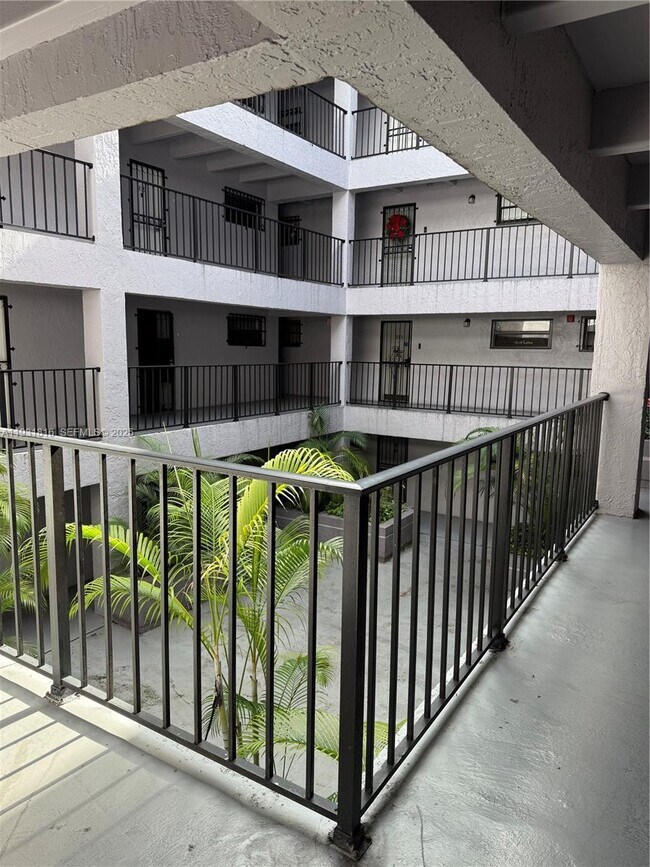 Building Photo - 777 SW 9th Ave