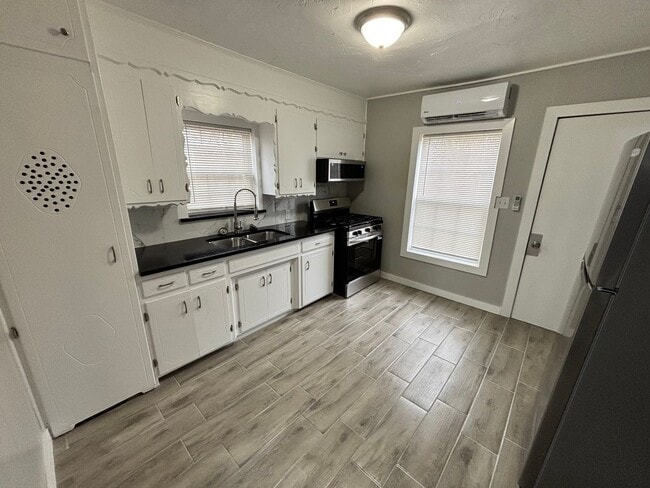 Building Photo - Remodeled 2 bedroom, 1 bathroom house with fenced yard and garage