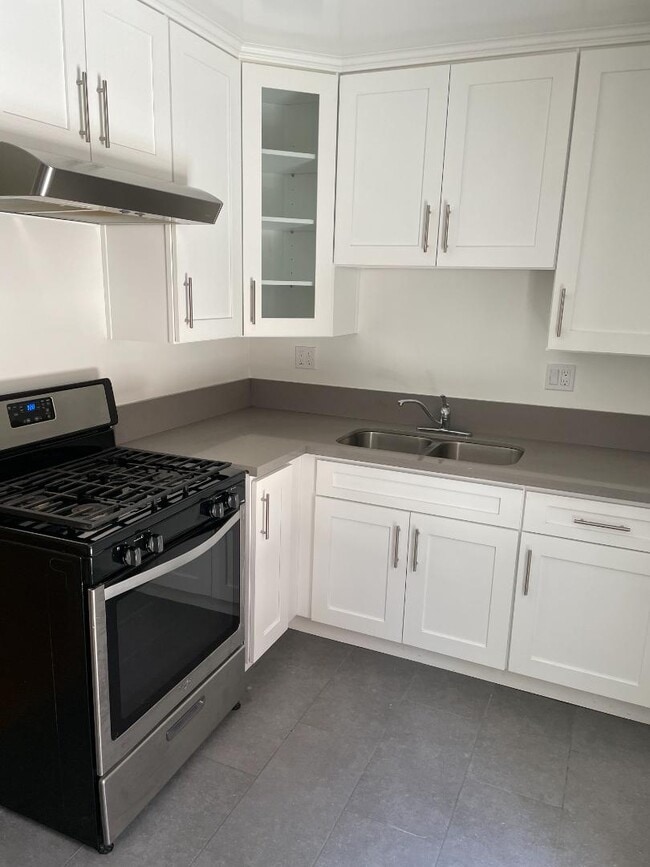 Building Photo - 955 Hyperion Ave