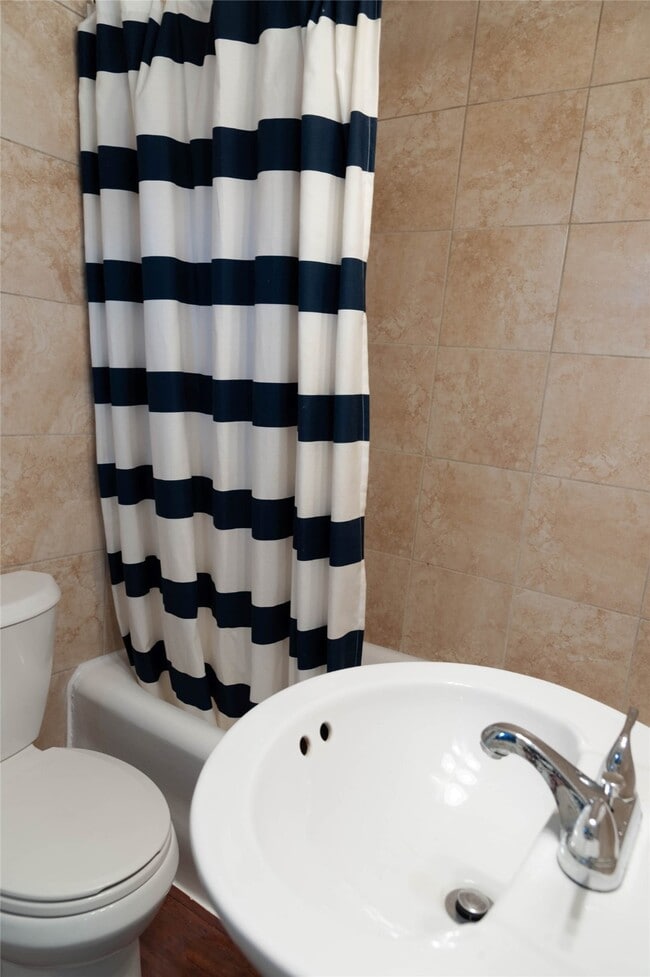 Building Photo - 405 W Clay St