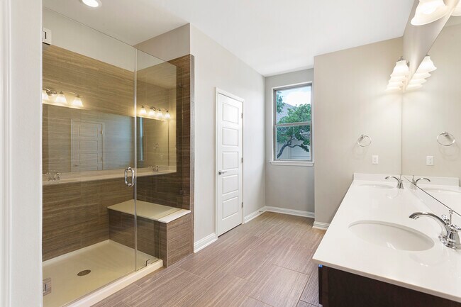 Master Bedroom - 13800 Lyndhurst St