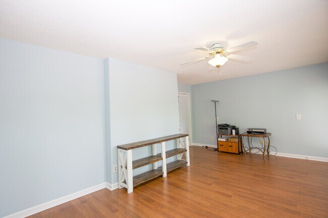 Building Photo - 806 Sumac Ln