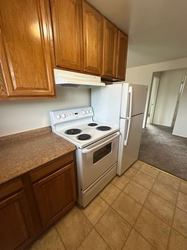 Building Photo - 1 bedroom apartment with off street parking