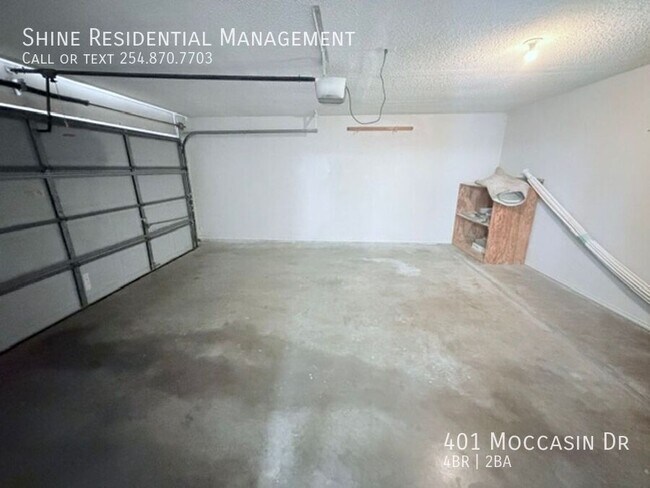 Building Photo - 401 Moccasin Dr