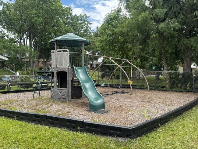 Building Photo - 4 Bedroom in Tomoka View