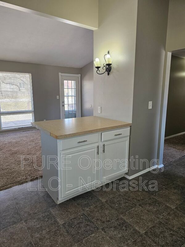 Building Photo - 8624 Templeton Dr