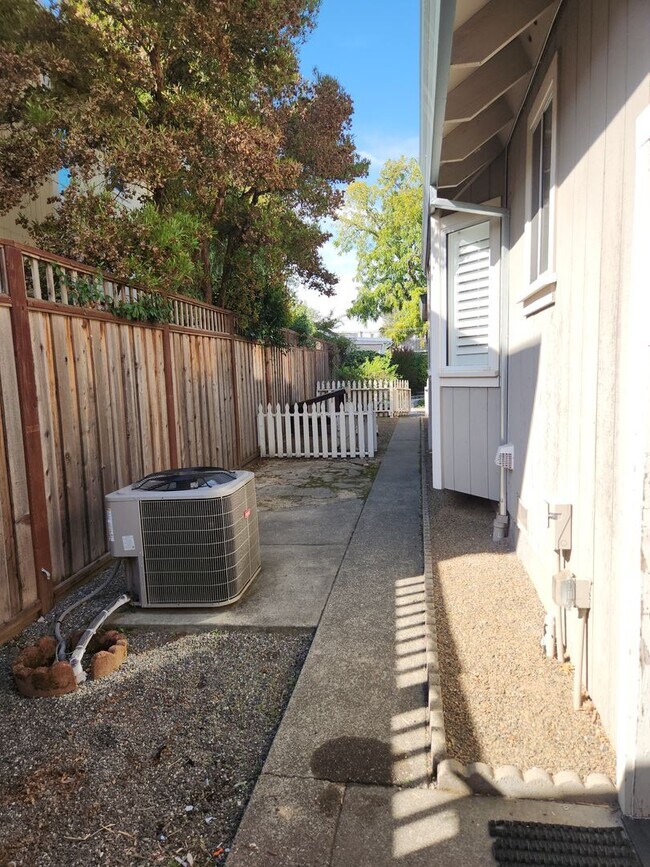 Building Photo - Lovely 4 bedrooms, 3 bathrooms in Windsor