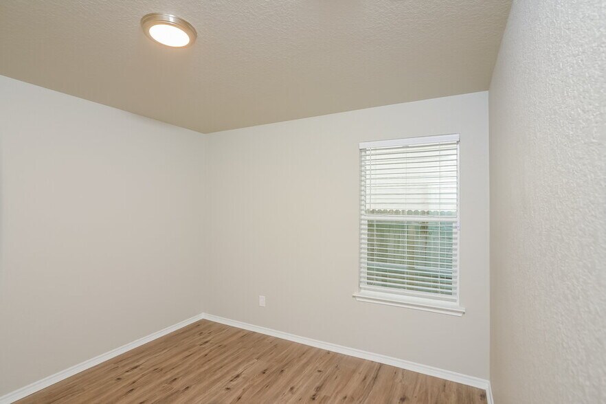 Building Photo - 1727 Aspen Silver