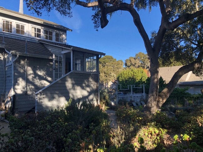 Building Photo - Historic 2-bedroom, 1.5 bath home in the h...