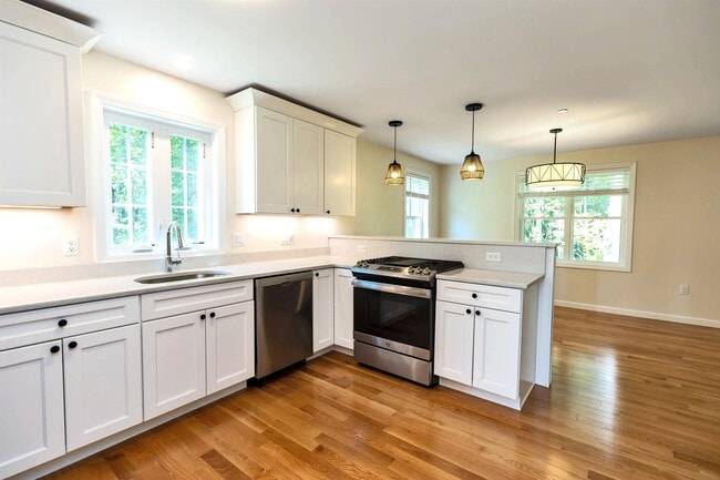 Building Photo - 240 Knollwood Way