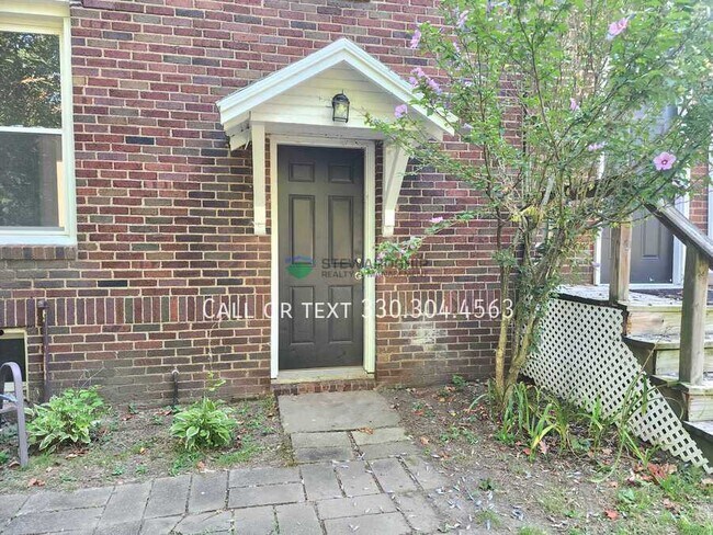 Building Photo - 2823 Columbus Rd NE