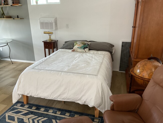 queen bed - 706 Solano Dr SE