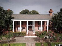 Building Photo - 2824 Briarhurst Dr