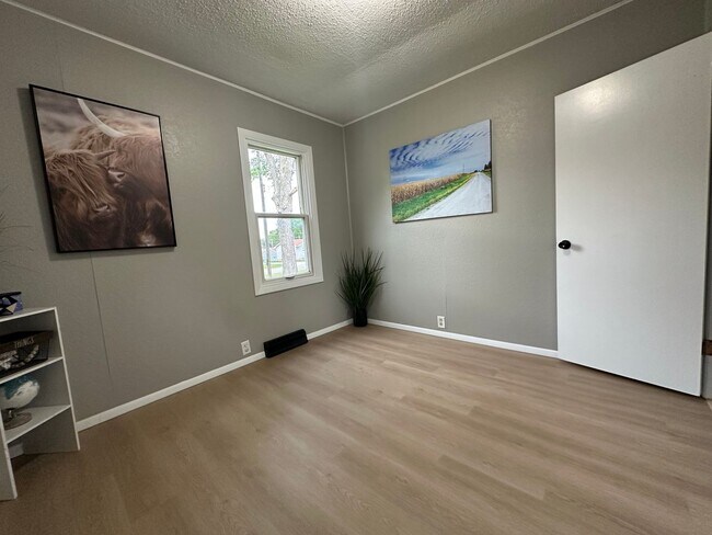 Building Photo - Renovated 2 bed, 1 bath home for rent in W...