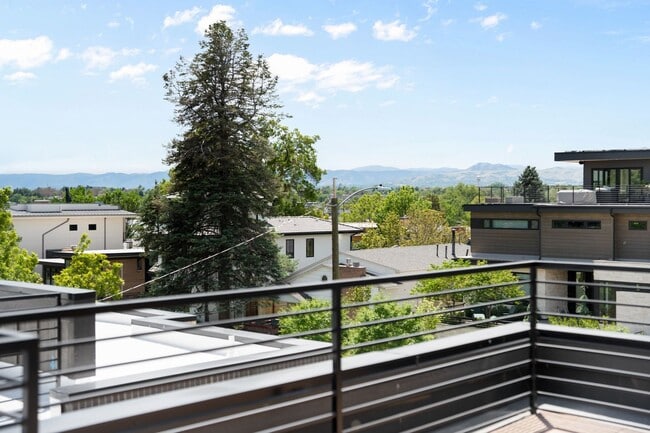 Building Photo - Luxury 5BD, 6BA Home 1 Block From Sloan's Lake