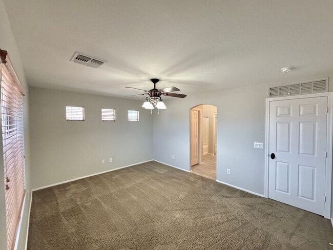 Building Photo - 1056 E Lakeview Dr