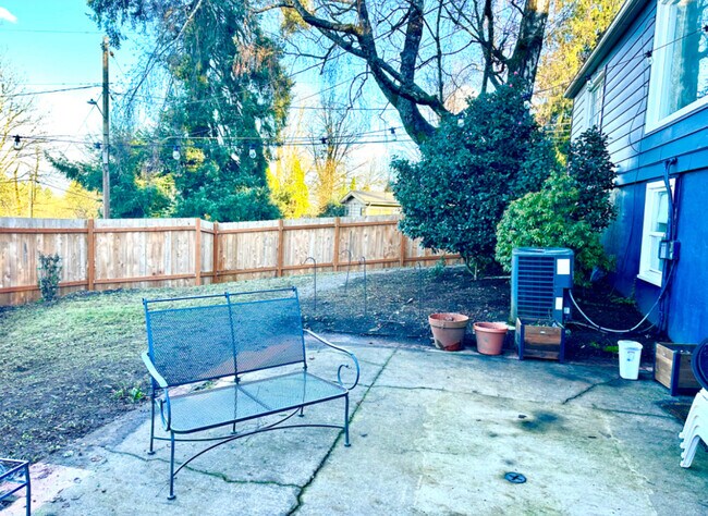 Building Photo - 605 SW Moss St