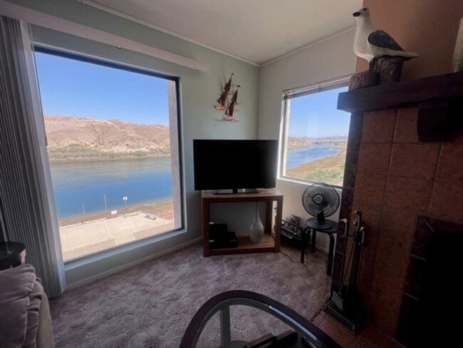 Building Photo - 2 BR WATERFRONT Fully Furnished/Utilities ...