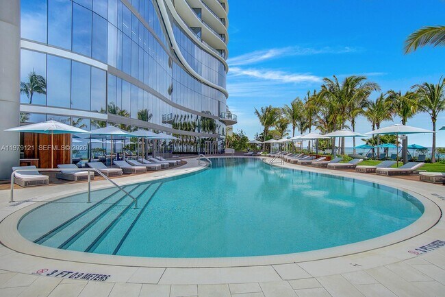 Building Photo - 15701 Collins Ave