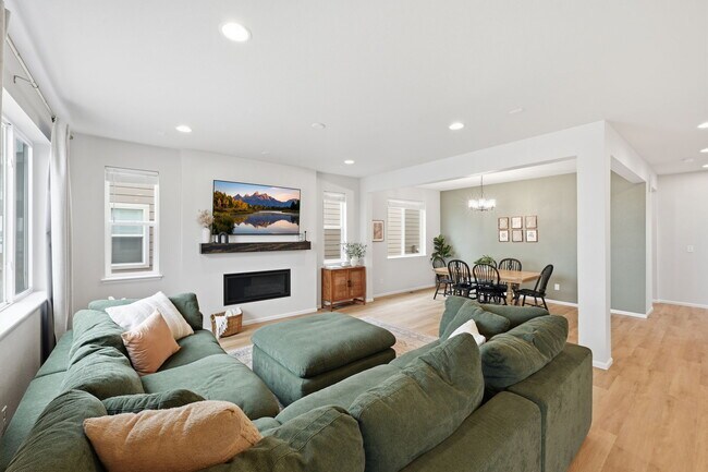 Building Photo - 5765 Mammoth Ln