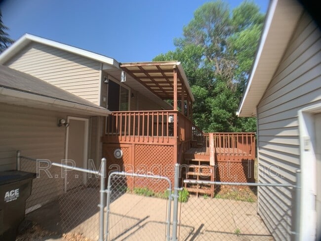 Building Photo - 1425 Meadowmoor Dr NE