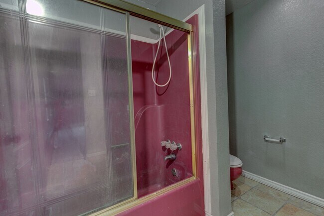 Building Photo - Freshly Renovated 3 Bedroom Home