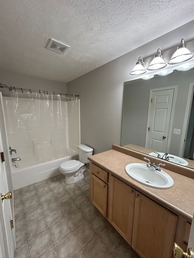 Building Photo - Beautiful Townhome in the popular Vavrina ...