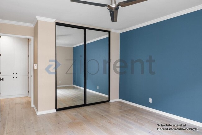 Building Photo - 117 S Doheny Dr