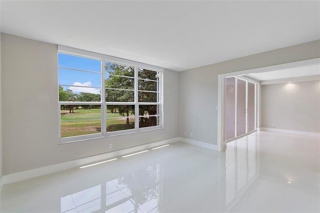 Building Photo - 605 Oaks Dr