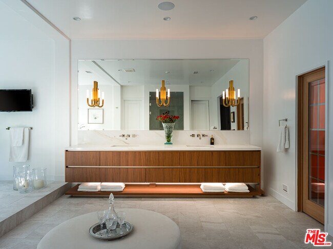 Building Photo - 5192 Parkway Calabasas