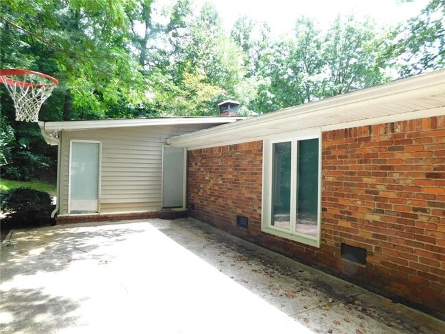 Building Photo - 626 Indian Hills Pkwy NE