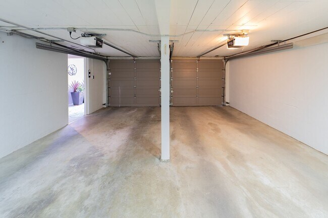 Building Photo - Charming and Well-Maintained Home in a Serene Neighborhood