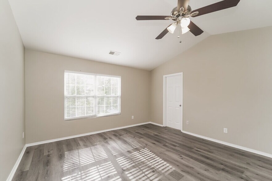 Building Photo - 3804 Larkhaven Village Dr