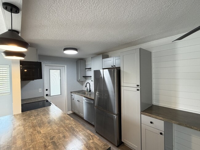 Building Photo - 320 Lakeview St