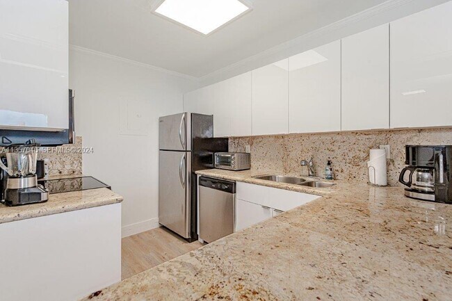 Building Photo - 2301 Collins Ave