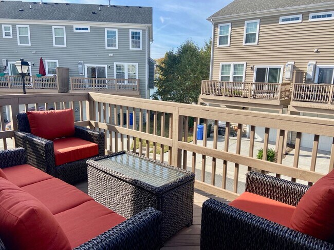 Building Photo - 4BD/3.5BA Gorgeous End Unit Townhouse with...