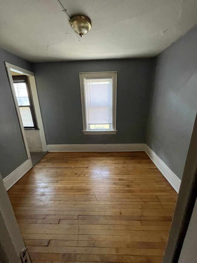 Building Photo - Bright 2 Bed / 1 Bath off Brady St | Free Laundry & Pet-Friendly