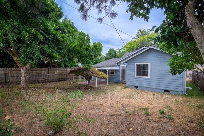 Building Photo - 920 13th St NE