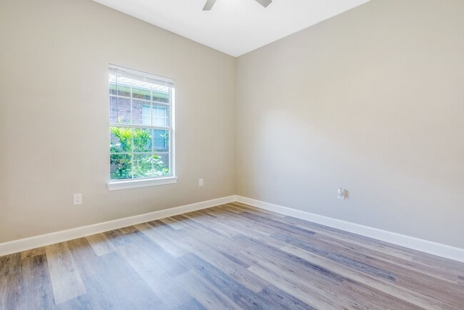 Building Photo - 5931 Hermitage Dr